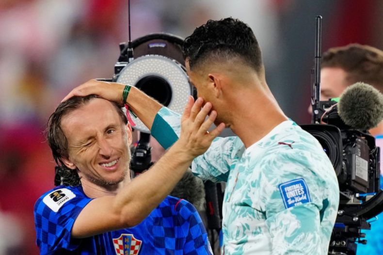 Luka Modric, de Croacia, y Cristiano Ronaldo, de Portugal, se despiden trsa el encuentro de dieciseisavos de final disputado el jueves 2 de julio de 2026 en Toronto (Frank Gunn/The Canadian Press via AP)
