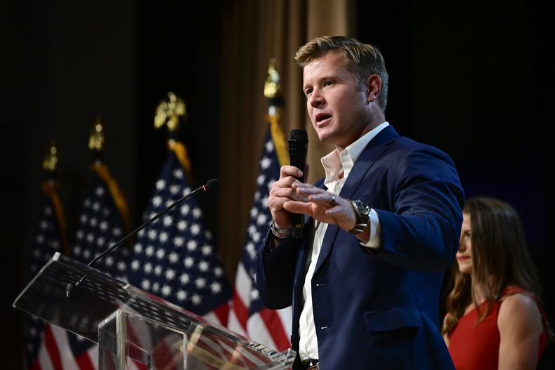 El candidato republicano al Senado por Montana, Tim Sheehy, habla durante una fiesta electoral el miércoles 6 de noviembre de 2024 en Bozeman, Montana. (AP Foto/Tommy Martino)