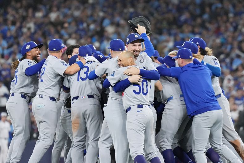 Los jugadores de los Dodgers de Los Ángeles celebran después de derrotar a los Azulejos de Toronto en el Juego 7 de la Serie Mundial de beisbol, el domingo 2 de noviembre de 2025, en Toronto. (Nathan Denette/The Canadian Press vía AP)