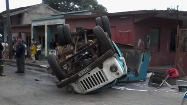 reportan aparatoso accidente de un camion en plena calzada en el occidente de cuba