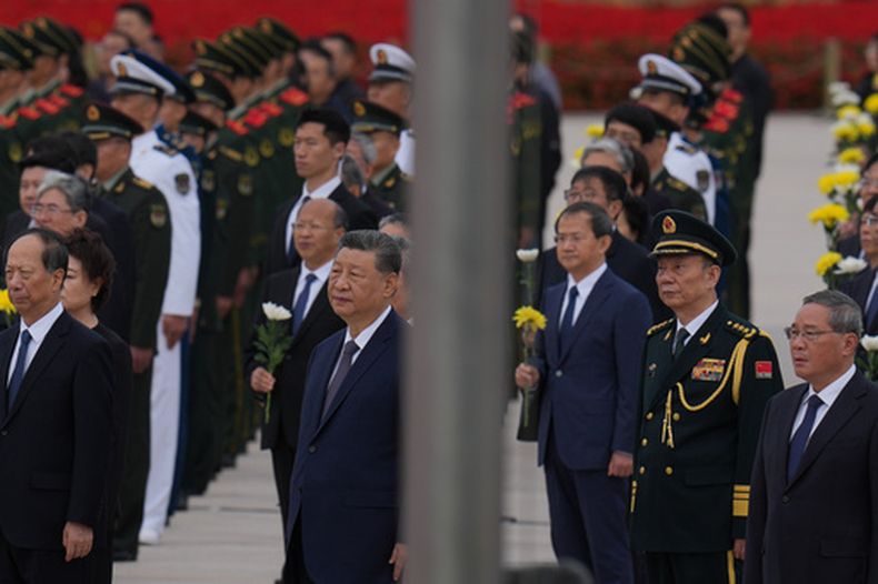 El presidente chino Xi Jinping (centro izquierda) con Zhang Shengmin, subdirector de la Comisión Militar Central (segundo desde la derecha), en un evento en honor de héroes nacionales caídos, en la Plaza Tiananmen en Beijing, el 30 de septiembre del 2026. (AP foto/Ng Han Guan)