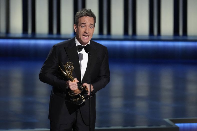 Matthew Macfadyen recibe el premio a mejor actor de reparto de una serie de drama por Succession en la 75ª edición de los Premios Emmy el lunes 15 de enero de 2024 en el Peacock Theatre de Los Ángeles. (Foto AP/Chris Pizzello)