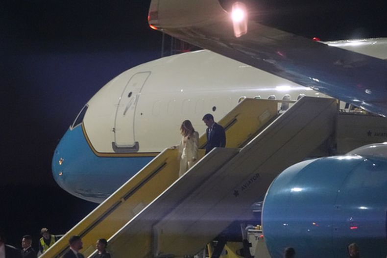 El secretario de Estado de Estados Unidos, Marco Rubio, y su esposa, Jeanette, llegan al aeropuerto de Malmo el 22 de mayo de 2026, en Malmo-Sturup, Suecia, antes de una cumbre de ministros de Exteriores de la OTAN en Suecia. (AP Foto/Julia Demaree Nikhinson, Pool)
