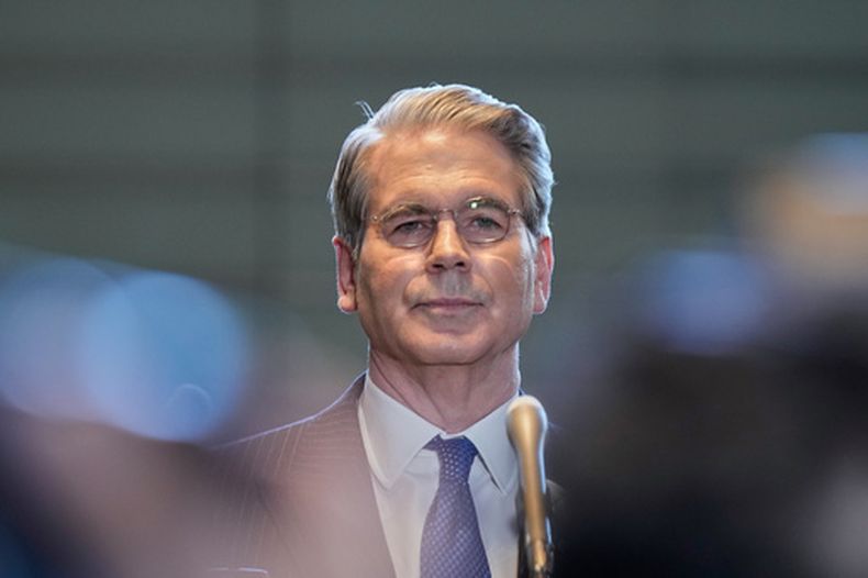 El secretario del Tesoro de Estados Unidos, Scott Bessent, habla con reporteros después de una reunión con la primera ministra de Japón, Sanae Takaichi, el martes 12 de mayo de 2026, en Tokio. (AP Foto/Eugene Hoshiko, Pool)