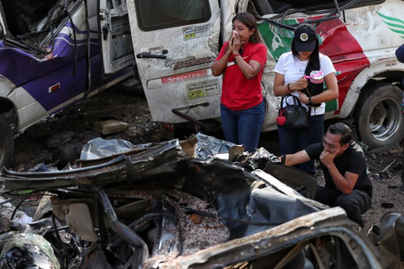 Familiares de víctimas en el lugar del atentado en Cajibio, Colombia, el 26 de abril del 2026. (AP foto/Santiago Saldarriaga)