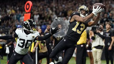 El receptor de los Saints de Nueva Orleans Michael Thomas atrapa el balón para un touchdown frente al cornerback de los Jaguars de Jacksonville Montaric Browns en el encuentro del jueves 19 de octubre del 2023. (AP Foto/Gerald Herbert)