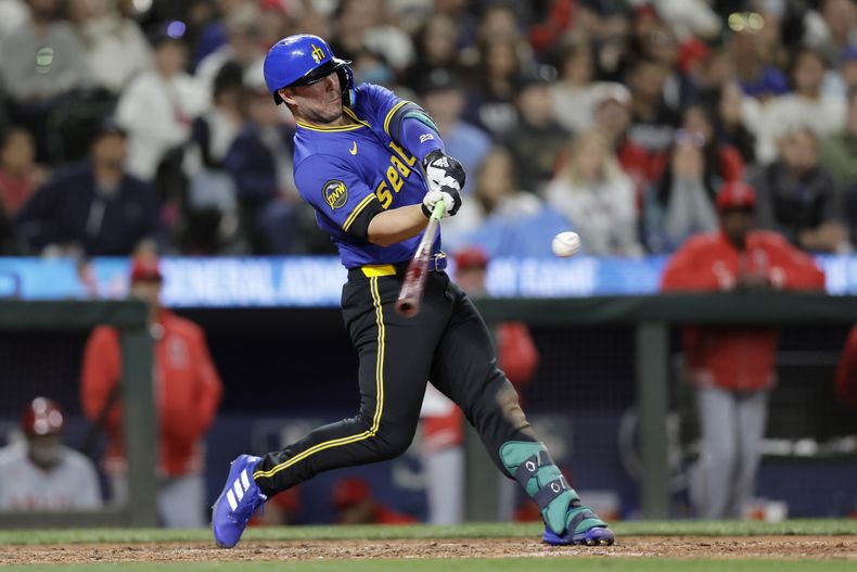 Ty France, de los Marineros de Seattle, batea cuadrangular solitario en contra de Matt Moore, lanzador de los Angelinos de Los Ángeles, durante la octava entrada del juego de béisbol, el viernes 31 de mayo de 2024, en Seattle. (AP Photo/John Froschauer)
