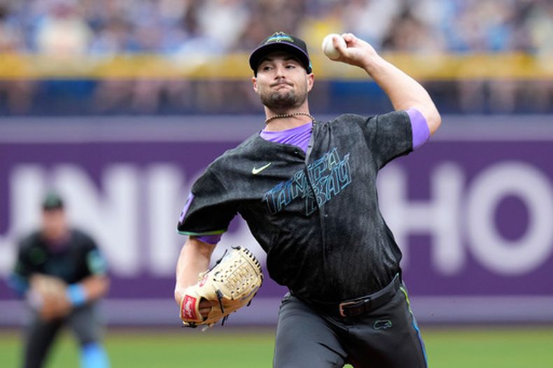 El lanzador de los Rays de Tampa Bay, Shane McClanahan, lanza a los Mellizos de Minnesota durante la primera entrada de un partido de béisbol el sábado 25 de abril de 2026, en St. Petersburg, Florida. (AP Foto/Chris OMeara)