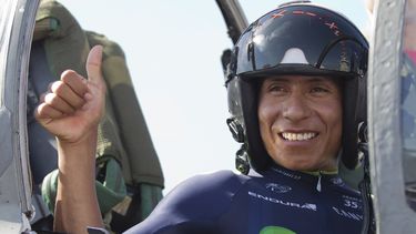 americateve | El ciclista colombiano Nairo Quintana saluda desde un avi&oacute;n espa&ntilde;ol antes del inicio de la tercera etapa de la Vuelta a Espa&ntilde;a el lunes, 25 de agosto de 2014, en C&aacute;diz, Espa&ntilde;a. (AP Photo/Miguel Angel Morenatti)
