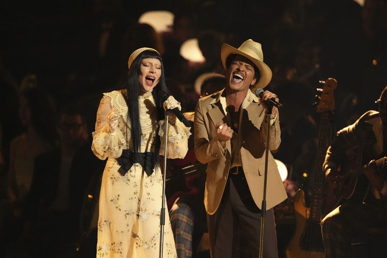 Lady Gaga, izquierda, y Bruno Mars interpretan California Dreamin durante la 67ª entrega anual de los premios Grammy el domingo 2 de febrero de 2025 en Los Ángeles. (Foto AP/Chris Pizzello)