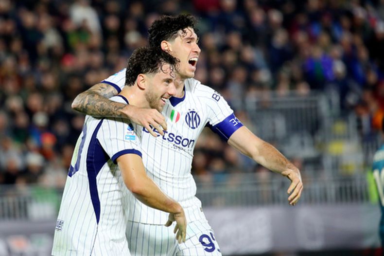 Carlos Augusto (izquierda) celebra con Alessandro Bastoni del Inter de Milán en el partido de la Serie A con Venezia, el miércoles 28 de octubre de 2026, en Venecia. (Paola Garbuio/LaPresse via AP)