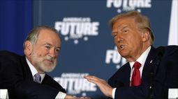 El candidato presidencial republicano y expresidente, Donald Trump, habla con el exgobernador de Arkansas, Mike Huckabee, en una mesa redonda en el Drexelbrook Catering & Event Center, el martes 29 de octubre de 2024, en Drexel Hill, Pensilvania. (AP Foto/Julia Demaree Nikhinson)