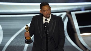will smith renuncia a la academia tras bofetada a rock, dice que traiciono la confianza de institucion