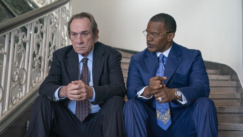Tommy Lee Jones como Jeremiah OKeefe, izquierda, y Jamie Foxx como Willie Gary en una escena de The Burial en una imagen proporcionada por Amazon Prime Video. La película se estrenará en el Festival Internacional de Cine de Toronto. (Skip Bolen/Amazon Prime Video vía AP)