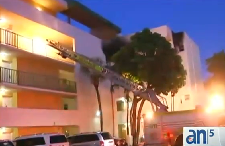 Los bomberos también tuvieron que apagar otro incendio esta mañana en el apartamento del conocido locutor cubano Agustín Chucho Herrera en el área de Fontainblue.