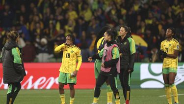 Jugadoras de Jamaica reaccionan luego de perder ante Colombia en los octavos de final de la Cpa Mundial Femenina, en Melbourne, Austraia. Martes 8 de agosto de 2023. (AP Foto/Hamish Blair)