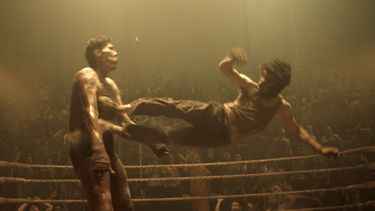 En esta imagen proporcionada por Universal Pictures, una escena de la película Monkey Man. (Universal Pictures via AP)