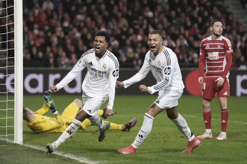 Rodrygo (izquierda) celebra con su compañero Kylian Mbappé tras anotar el tercer gol del Real Madrid en la victoria 3-0 ante Brest en la Liga de Campeones, el miércoles 29 de enero de 2025, en Guingamp. (AP Foto/Thibault Camus)