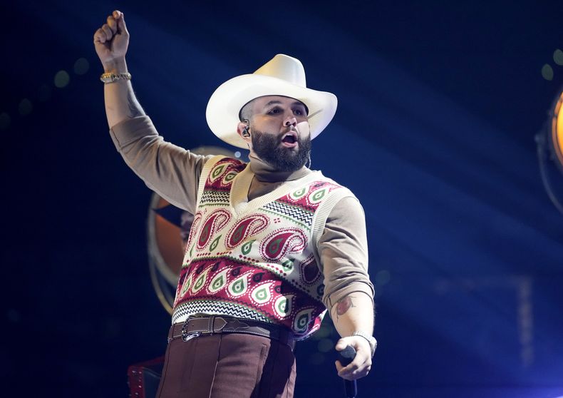ARCHIVO - Carín León durante su presentación en los Latin AMAs el 20 de abril de 2023, en el MGM Grand Garden Arena en Las Vegas. La música regional mexicana se ha convertido en un fenómeno global en los primeros puestos de las listas de popularidad, rompiendo récords de streaming y alcanzando nuevas audiencias más allá de sus fronteras. (Foto AP/John Locher, archivo)
