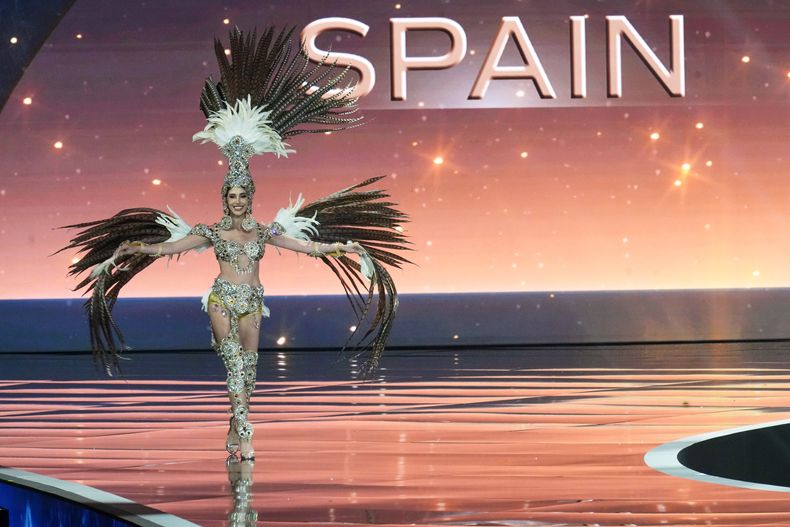 Miss España Andrea Valero participa en el concurso de trajes nacionales del certamen de belleza Miss Universo en la provincia de Nonthaburi, Tailandia, el miércoles 19 de noviembre de 2025. (Foto AP/Sakchai Lalit)