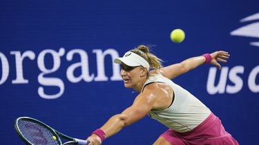 La brasileña Beatriz Haddad Maia devuelve un tiro de la griega Maria Sakkari en el US Open, el sábado 30 de agosto de 2025 (AP Foto/Pamela Smith)