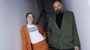 Emma Stone, izquierda, y el director Yorgos Lanthimos posan para un retrato para promover la película Kinds of Kindness en la 77a edición del Festival de Cine de Cannes, en Francia el sábado 18 de mayo de 2024. (Foto Vianney Le Caer/Invision/AP)