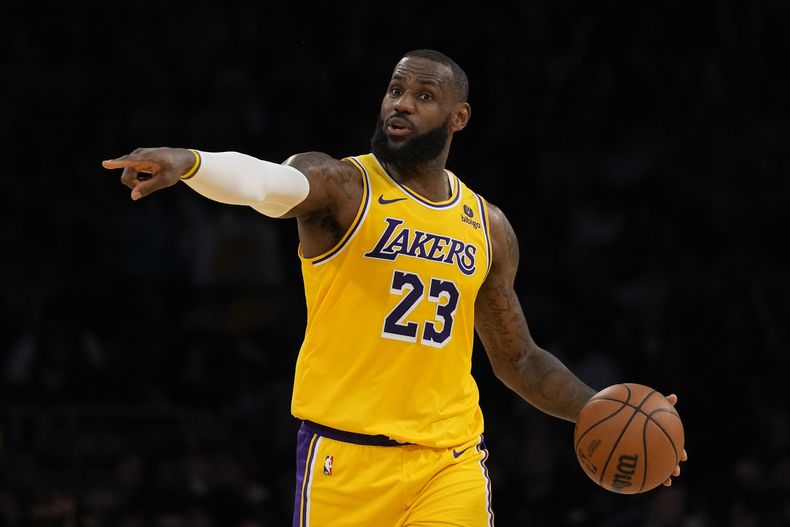 LeBron James, de los Lakers de Los Ángeles, da indicaciones en el encuentro del jueves 28 de diciembre de 2023, ante los Hornets de Charlotte (AP Foto/Ashley Landis)