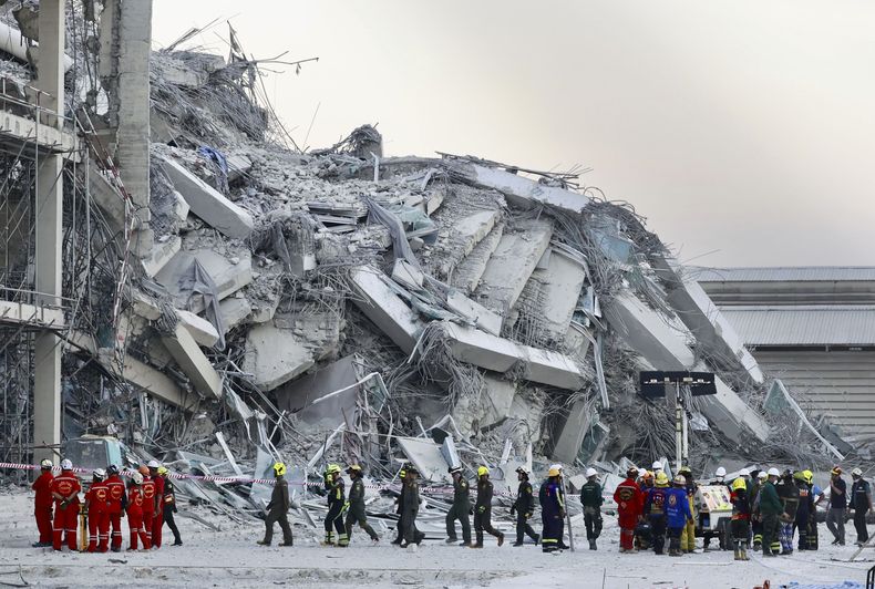 Rescatistas trabajan en donde un edificio en construcción se derrumbó tras un terremoto, en Bangkok, Tailandia, el 28 de marzo de 2025. (AP Foto/Wason Wanichakorn, Archivo)