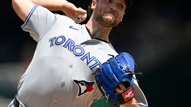 Trey Yesavage de los Azulejos de Toronto lanza contra los Nacionales de Washington, el miércoles 29 de julio de 2026, en Washington. (AP Foto/John McDonnell)