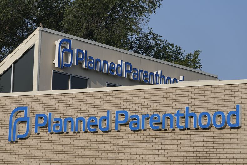 ARCHIVO – Un letrero de Planned Parenthood fuera de una clínica, el 1 de agosto de 2023, en Indianápolis. (AP Foto/Darron Cummings, Archivo)
