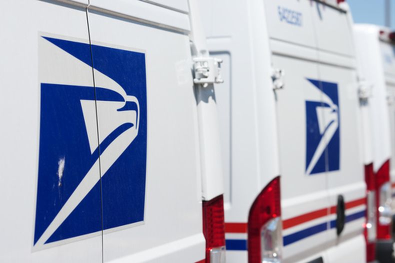 Furgonetas de reparto frente a la sede principal del Servicio Postal de EEUU en Denver, el el martes 28 de julio de 2026. (Foto AP/David Zalubowski)