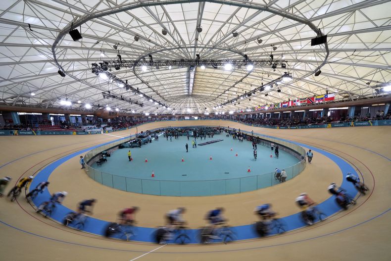 Los ciclistas compiten el scratch del omnium de los Juegos Panamericanos en Santiago, Chile, el martes 24 de octubre de 2023. (AP Foto/Fernando Vergara)