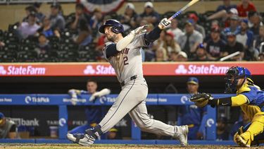 Alex Bregman, de los Astros de Houston, batea un jonrón de tres carreras contra los Mellizos de Minnesota durante la novena entrada del juego de béisbol del viernes 5 de julio de 2024, en Minneapolis. Mauricio Dubón y César Salazar anotaron con el imparable. (AP Foto/Craig Lassig)