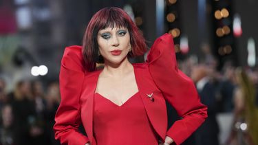 Lady Gaga posa para los fotógrafos a su llegada a la premier de la cinta “Joker: Folie à Deux, el miércoles 25 de septiembre de 2024, en Londres. (Foto por Scott A Garfitt/Invision/AP)