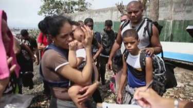 recolectan comida para ofrecerle una cena navidena a los cubanos varados en panama