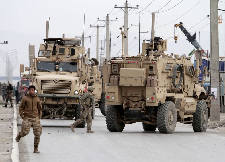 Polic&iacute;as afganos y militares estadounidenses acuden de inmediato al lugar donde un atacante suicida hizo explotar un veh&iacute;culo cargado con explosivos contra una caravana de efectivos internacionales en el este de Kabul, Afganist&aacute;n, el