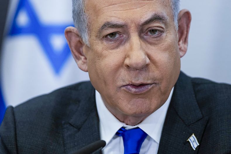 En esta imagen de archivo, el primer ministro de Israel, Benjamin Netanyahu, preside una reunión de su gobierno en la base militar de Kirya, sede del Ministerio de Defensa, en Tel Aviv, Israel, el 24 de diciembre de 2023. (AP Foto/Ohad Zwigenberg, Pool, archivo)
