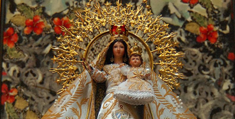 Religiosos castristas envían imagen de la Caridad del Cobre a la tumba de Chávez