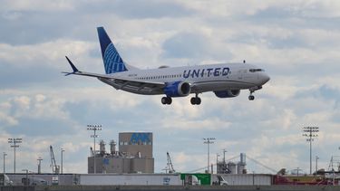 Un avión aterriza en el Aeropuerto Internacional de Newark, en Nueva Jersey, el 6 de noviembre de 2025. (AP Foto/Seth Wenig)