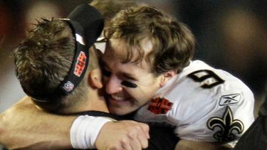 ARCHIVO - El quarterback de los Saints de Nueva Orleans, Drew Brees (9), abraza al entrenador en jefe Sean Payton después de que los Saints ganaran el Super Bowl XLIV de la NFL en Miami, el 7 de febrero de 2010. (Foto AP/Chuck Burton, Archivo)
