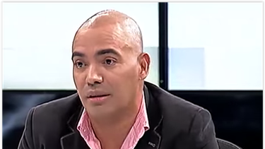 manolin, el medico de la salsa: cuba es de los castro y de los extranjeros millonarios