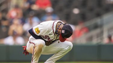 El segunda base de los Bravos de Atlanta Ozzie Albies se sujeta la muñeca izquierda después de sufrir una lesión en la novena entrada del juego de béisbol en contra de los Cardenales de San Luis, el domingo 21 de julio de 2024, en Atlanta. Se espera que Albies se pierda unas ocho semanas al sufrir una fractura. (AP Foto/Jason Allen)