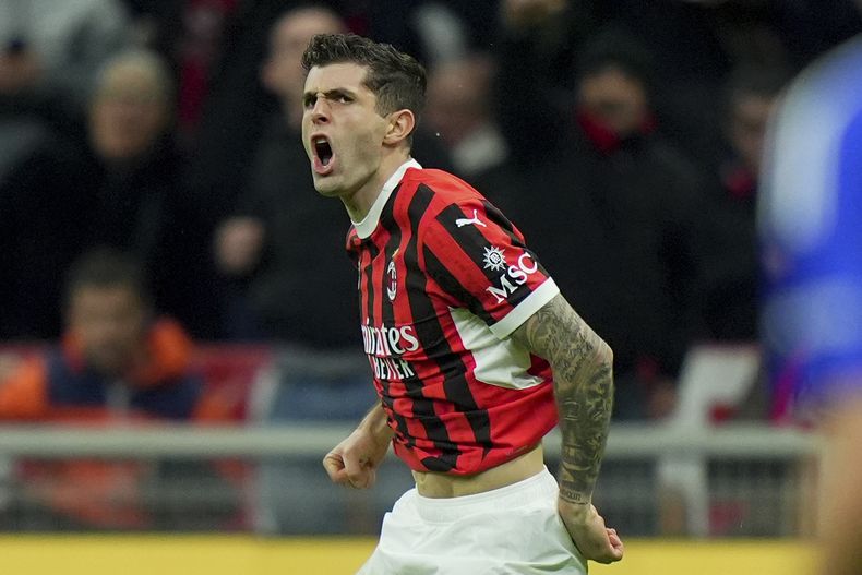 Christian Pulisic del AC Milan celebra tras anotar en el encuentro ante el Como en la Serie A de Italia el sábado 15 de marzo del 2025. (Spada/LaPresse via AP)