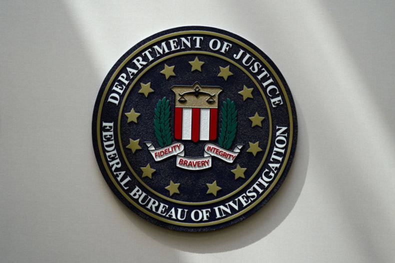El sello del FBI en Omaha, Nebraska, el 10 de agosto del 2022. (AP foto/Charlie Neibergall)