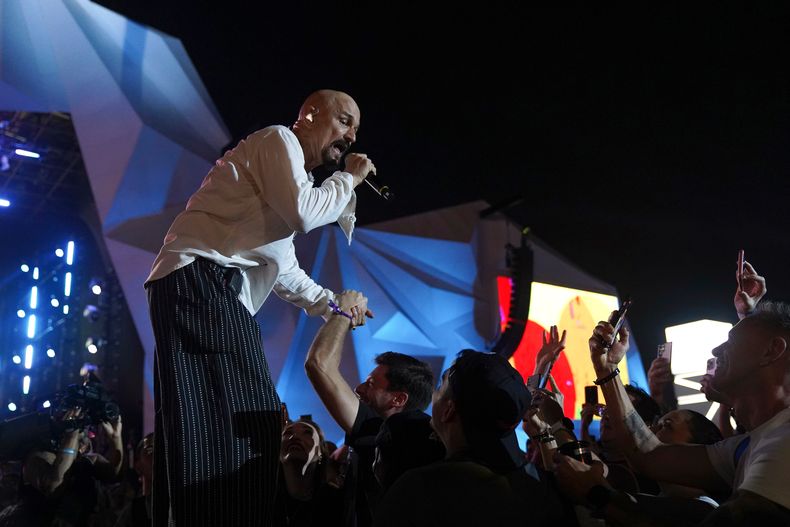 ARCHIVO - Tim Booth, vocalista del grupo musical británico James, canta durante el festival de música Rock in Rio en Río de Janeiro, el sábado 14 de septiembre de 2024. (Foto AP/Hannah-Kathryn Valles)