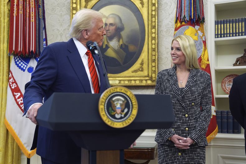El presidente estadounidense Donald Trump da la bienvenida a Pam Bondi antes de que preste juramento como secretaria de Justicia, en la Oficina Oval de la Casa Blanca, en Washington, el miércoles 5 de febrero de 2025. (AP Foto/Evan Vucci)