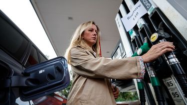 ARCHIVO - Una clienta llena su vehículo en una gasolinera en Lille, Francia, el jueves 17 de septiembre de 2026. (AP Foto/Jean-Francois Badias, Archivo)