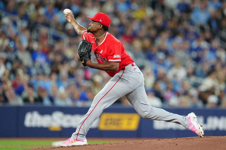 El lanzador de los Angelinos de Los Ángeles, José Soriano, realiza un lanzamiento contra los Azulejos de Toronto durante la acción de la primera entrada de un partido de béisbol en Toronto, el domingo 10 de mayo de 2026. (Frank Gunn/The Canadian Press vía AP)