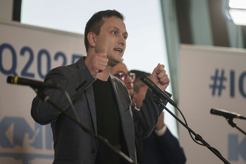 Jens-Frederik Nielsen, líder del Partido Demokraatit, participa en un debate antes de las elecciones en Nuuk, Groenlandia, el 8 de marzo del 2025. (AP foto/Evgeniy Maloletka)
