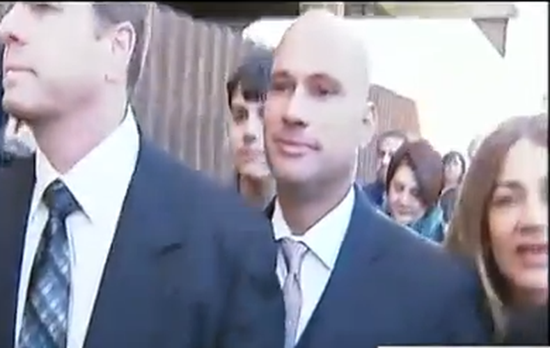 La hora de cumplir sus cita con la justicia llego hoy para Manny Maroño quien se entrego para iniciar una sentencia de 40 meses en prisión federal .